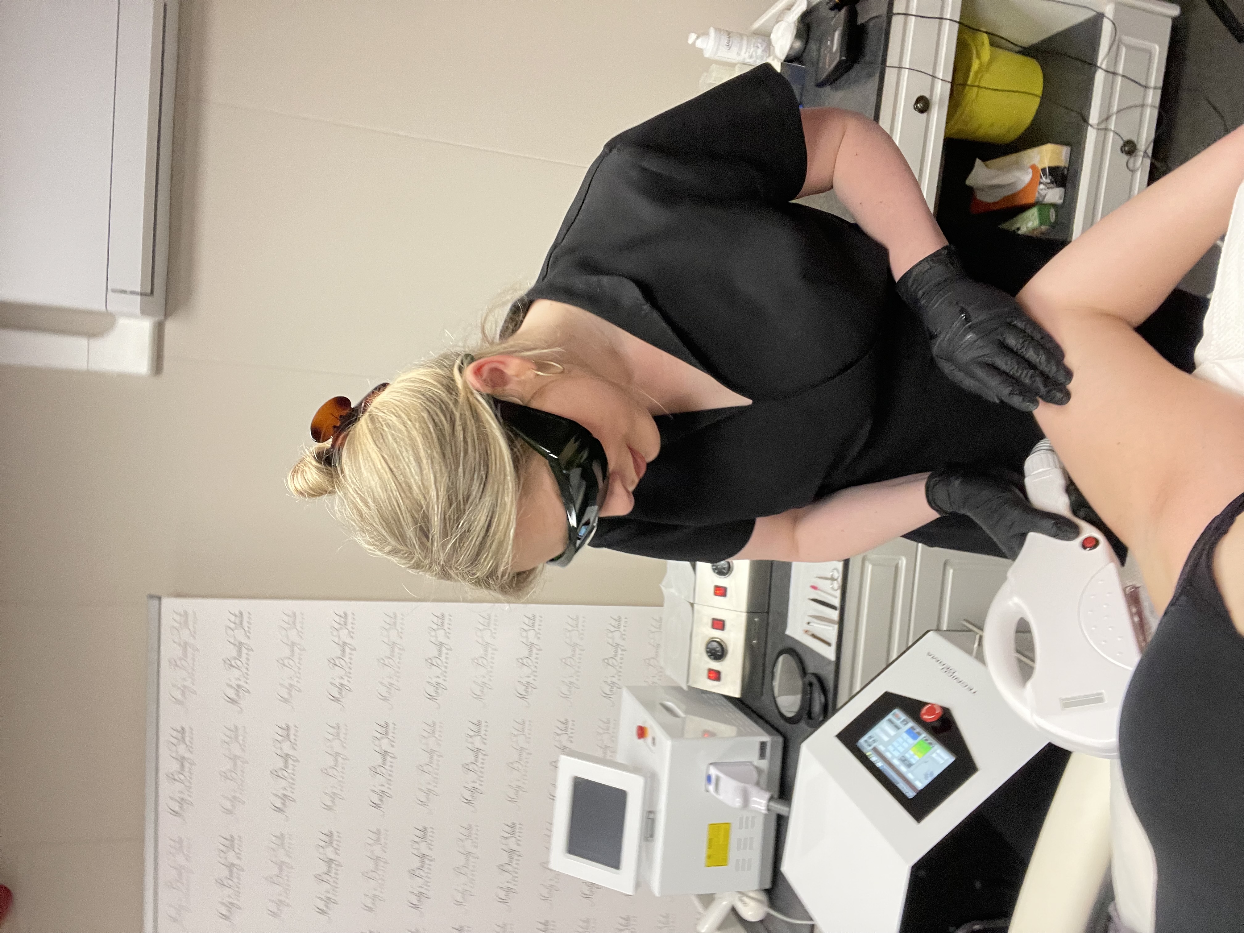 Marly aan het werk in haar salon in Helmond
